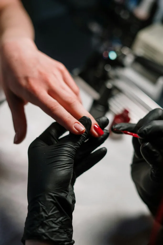Gel oder Shellac/Gellack – Was passt besser zu deinen Nägeln? Pexels Cottonbro 3997389 683x1024