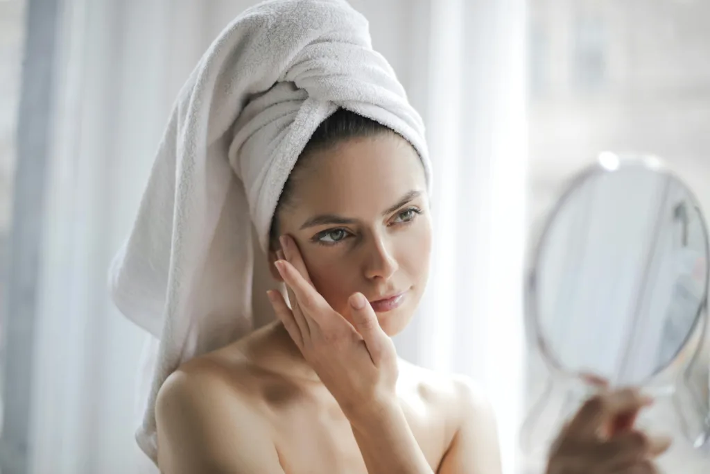 Botox, Filler oder Gesichtsbehandlung – Was hilft wirklich gegen Falten? Pexels Olly 3754678 1 1024x683