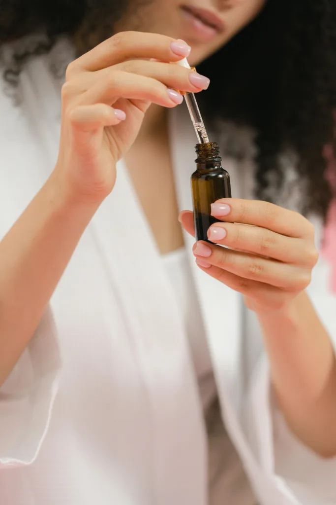 Retinol – Wirkung, Anwendung und Vorteile für eine glatte, strahlende Haut Pexels Shvets Production 9775177 683x1024