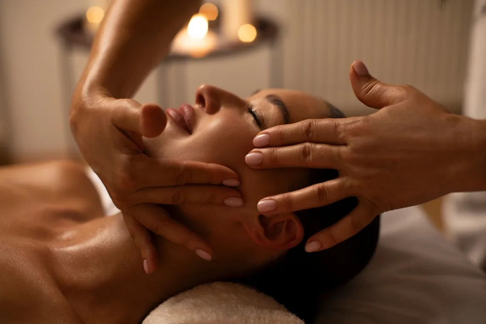 PURE ENTSPANNUNG - EXKLUSIVES WELLNESS RITUAL masseuse,giving,woman,face,massage,in,calm,relaxing,atmosphere,,relaxed