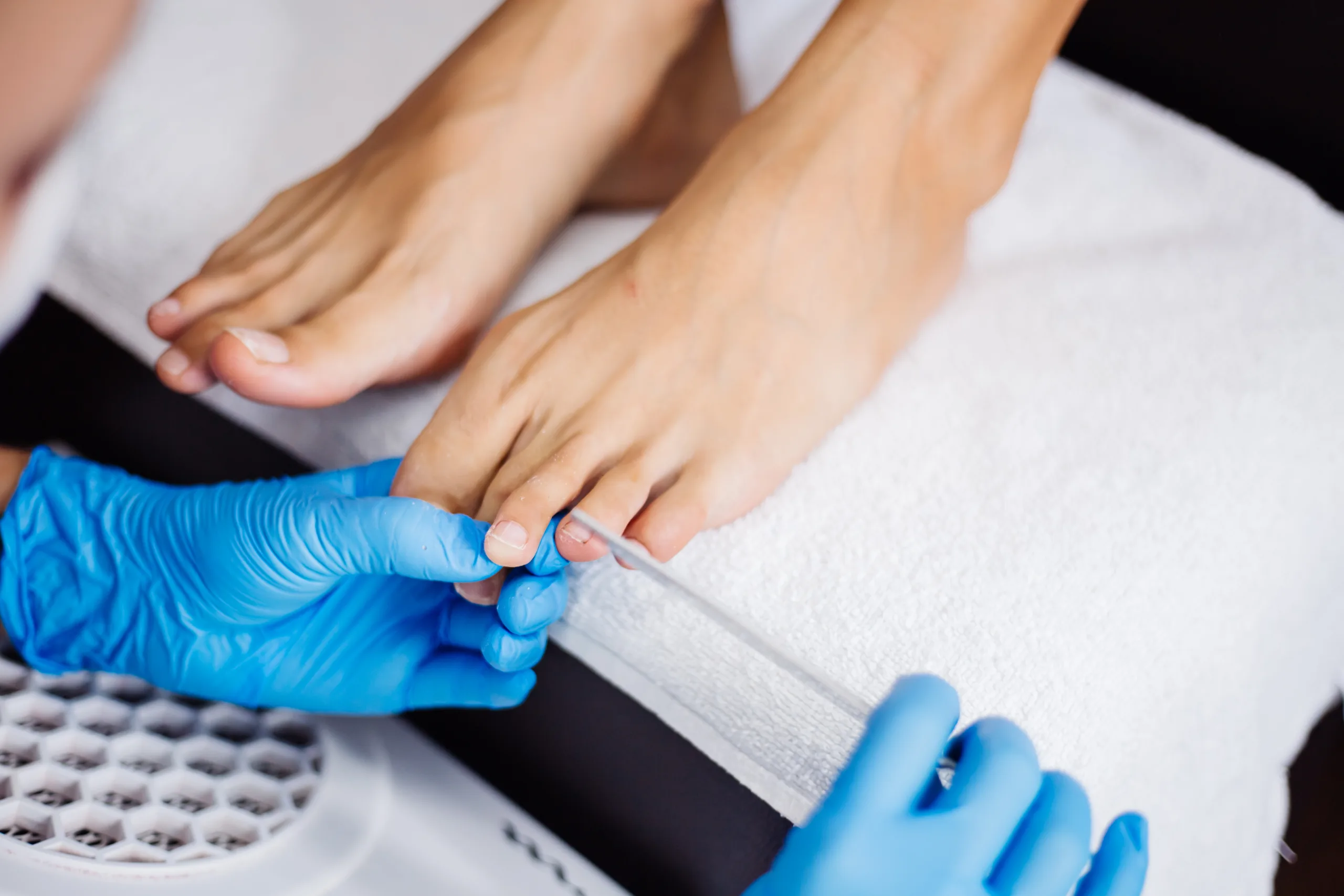 PEDIKÜRE pedicure process home salon pedicure foot care treatment nail process professional pedicures master blue gloves make pedicure (1)
