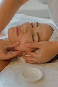 Kosmetik Winterthur Larisa: Gesichtsbehandlungen, Gesichtsmassagen, Nagelpflege place picture