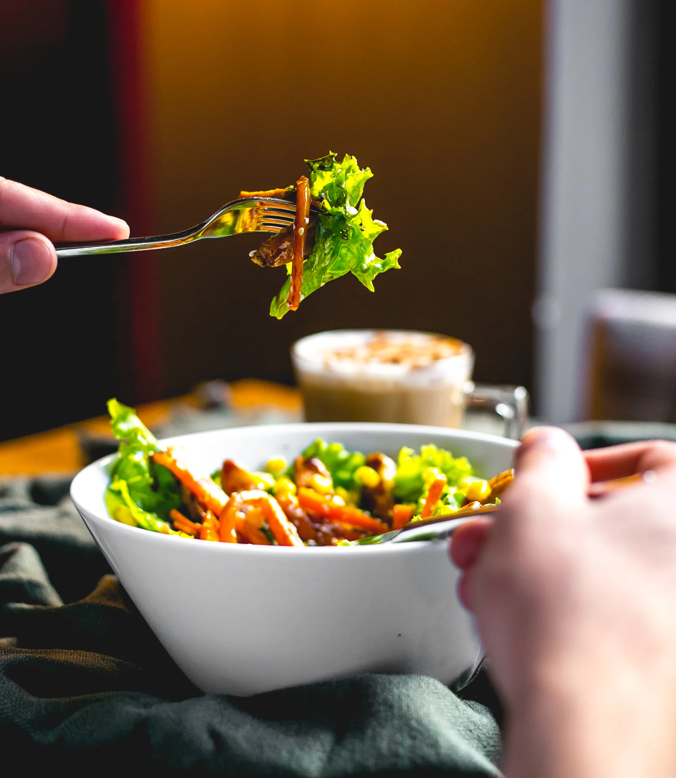 Salat vor dem Hauptgericht für einen stabilen Blutzucker